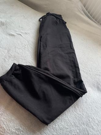 Dievcenske teplaky, 158