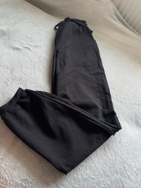 Dievcenske teplaky, 158