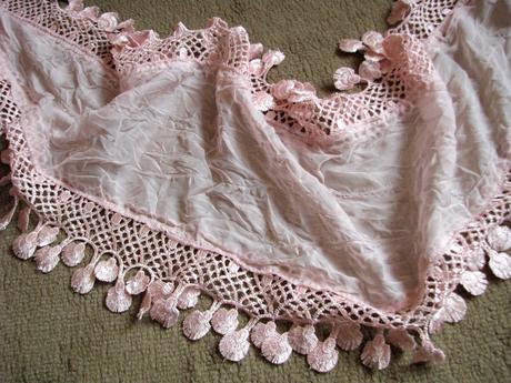 Bledoružová šatka s čipkou,