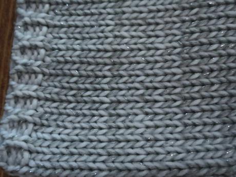 Nákrčník sivo biely so strieborným vzorom, 