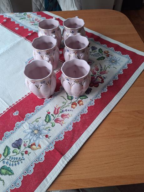 Hrnčeky z ružového porcelánu, 