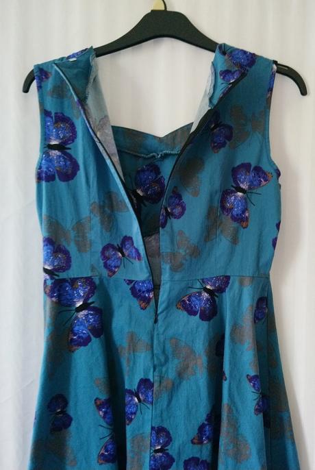 Dámske modré elastické šaty s motýlikmi, l