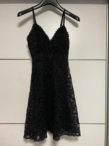 Predám čierne letné šaty, 