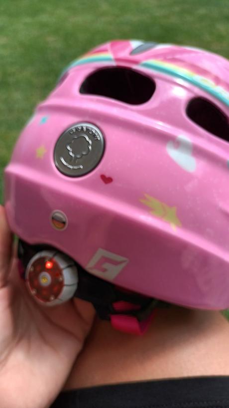 Kvalitná blikajúca značková prilba m 53-58 cm, m