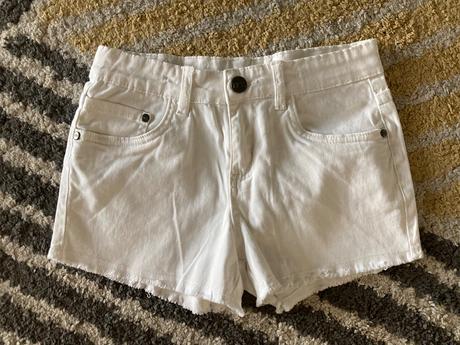 Biele kraťase yfk, 146