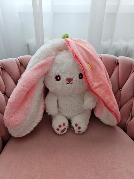 Plyšový zajac v jahode,