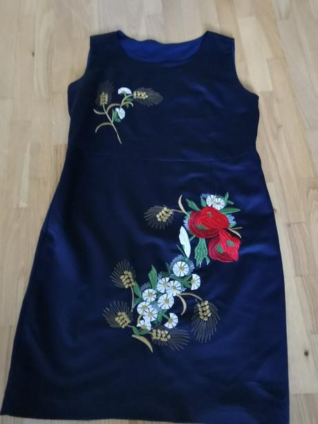 Saténové šaty s vyšivanou aplikaciou, 42