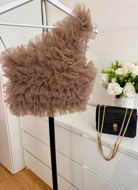 Zara top na jedno rameno s bohatými volánmi, zara,s