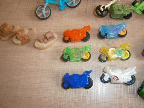 Kinder hračky(cena za ks), 