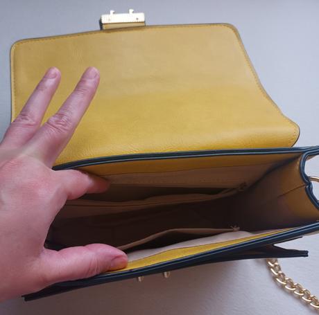 Žltá pevna kabelka so zlatou aplikaciou, 