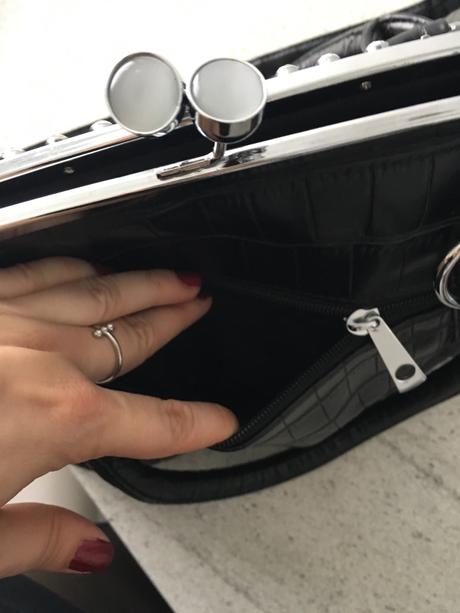 Dámska kabelka so striebornými detailmi,