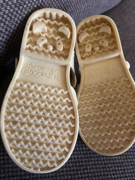 Sandalky liewood,, 26