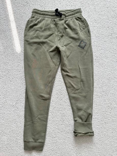 Nove teplaky, tesco,140