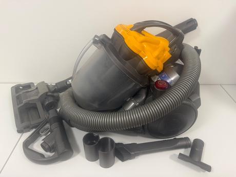 Dyson vysávač + príslušenstvo,
