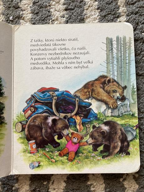 Veselé šteniatka a medvedík na prechádzke, 