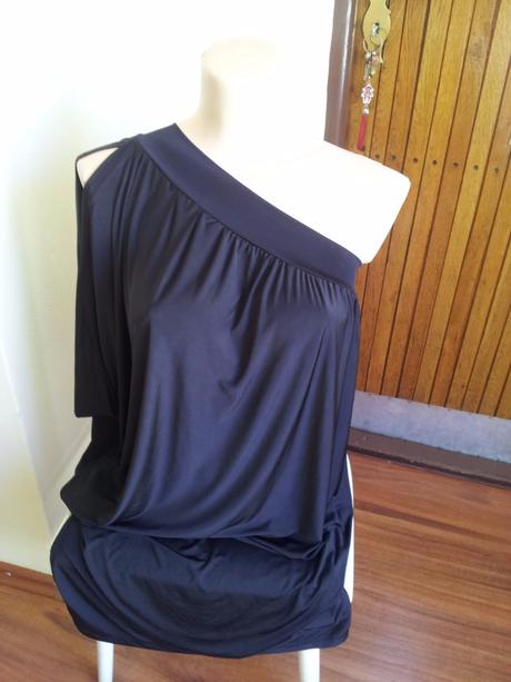 Šaty na jedno rameno., 