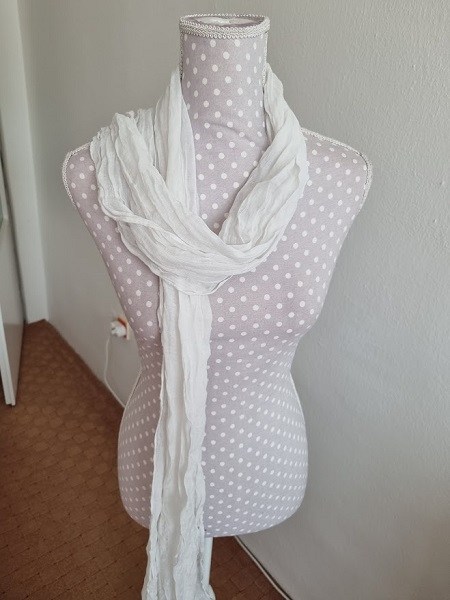 Biely krčený šál, 