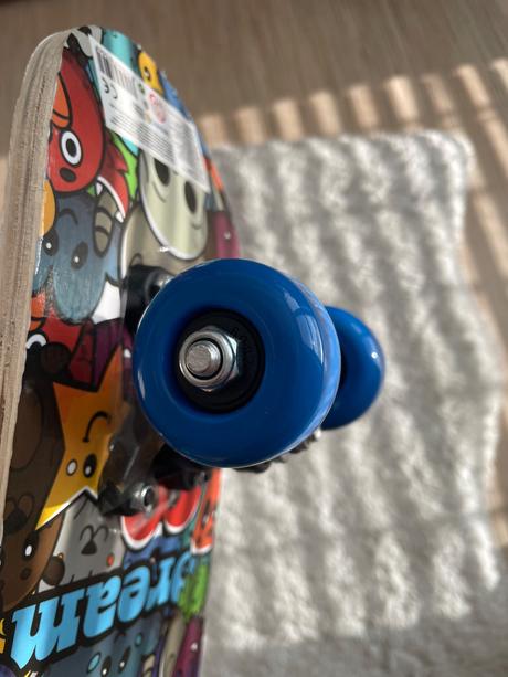 Farebny skateboard sparkys,