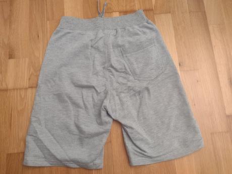 Sivé šortky, 146