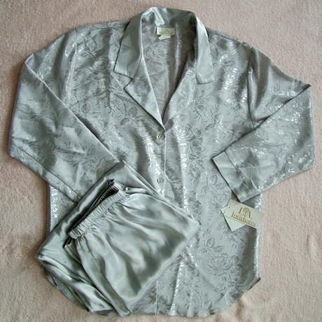 Saténové pyžamo, l