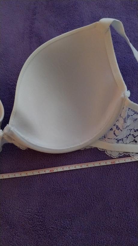 Biela vystužená podprsenka s čipkovaným obvodom, 90b