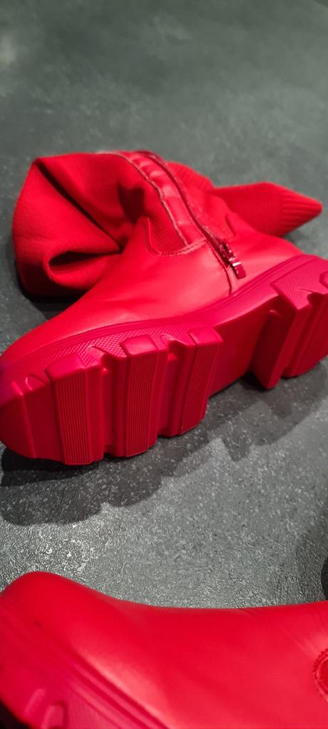 Červené čižmy, 40