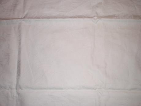 Biela návlečka s kvetmi na vankúš 70x90 cm,