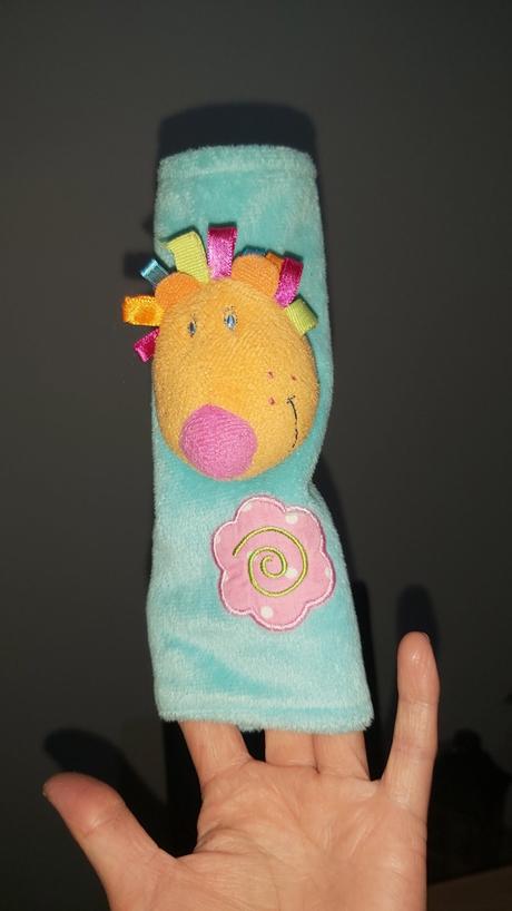 Hracka na pas v aute, 