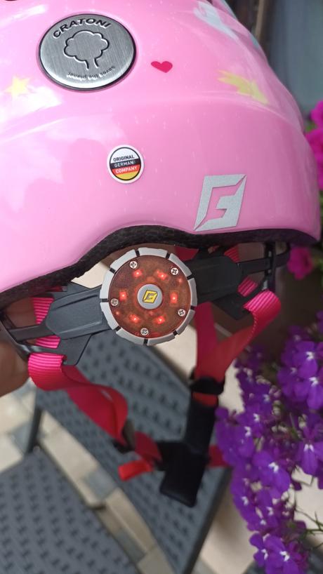 Kvalitná blikajúca značková prilba m 53-58 cm, m