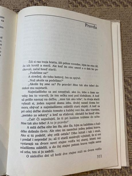 Krásna retro stará kniha rozprávok zakliata hora, 