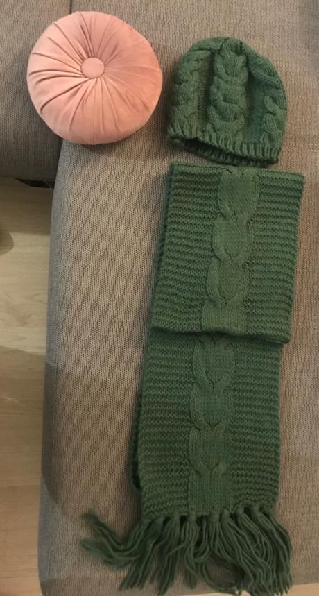 Šál a čiapka, reserved