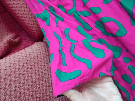 Elegantné cyklamenové šaty, s