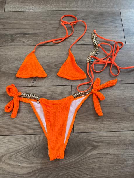 Orandžove plavky, s