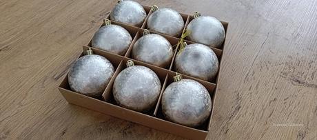 Dekoračné guľky - 9 kusov - 8 cm - strieborné, 