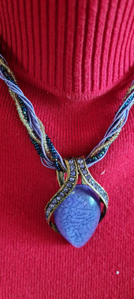 Fialový náhrdelník, 