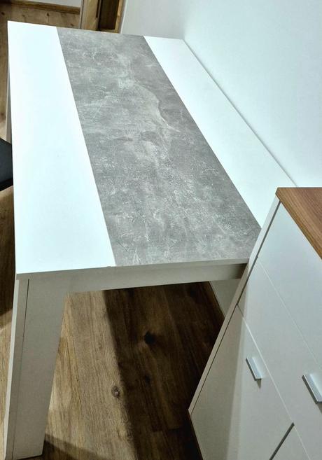 Kuchynský stôl, stoličky,