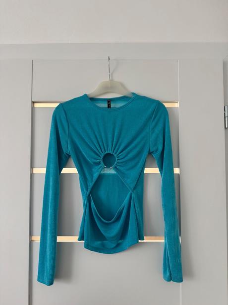 Nadherny top s vyrezom, s