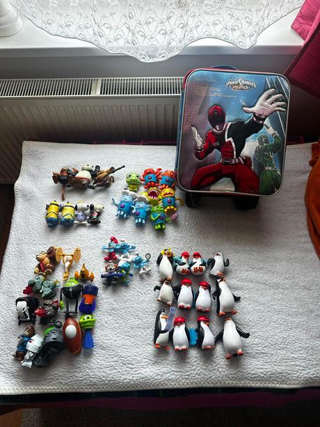 Hračky spolu s kufrom,