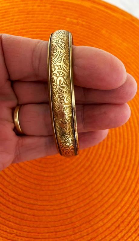 Starožitný gravírovaný náramok, 