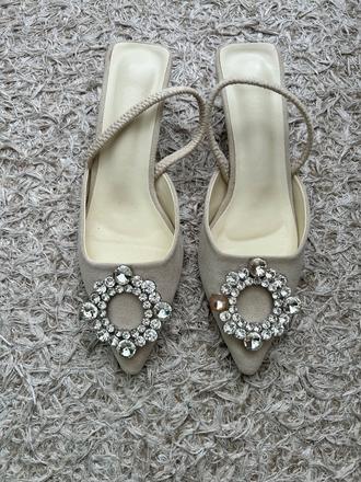 Lodičky s brošňou, 39