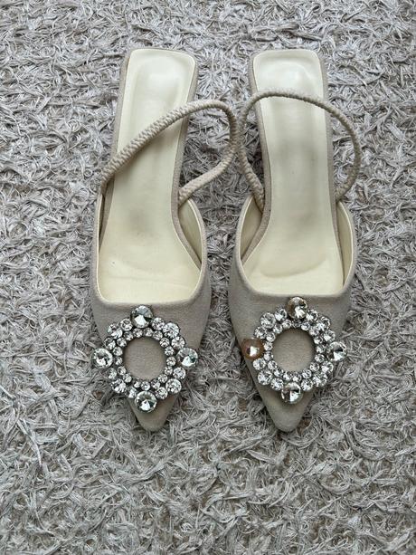 Lodičky s brošňou, 39