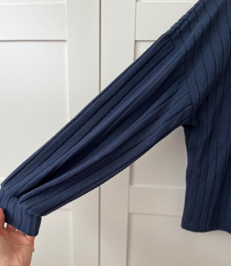 Modrý top s balonovymi rukavmi, m