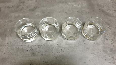 Sklenené svietniky,