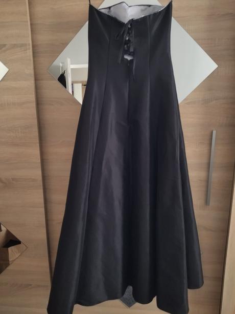 Raz oblečené plesové šaty, 40