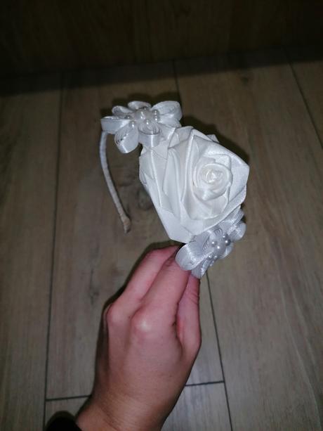 Biela čelenka s ružou, 