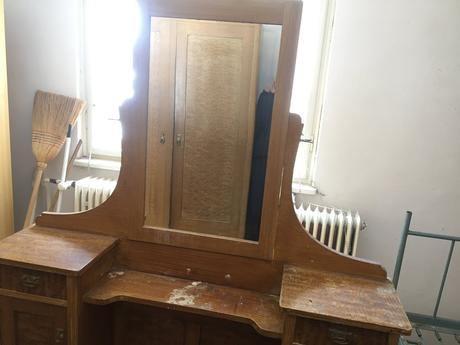 Starožitné zrkadlo so skrinou, 