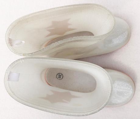 Biele perleťové gumáky, 26