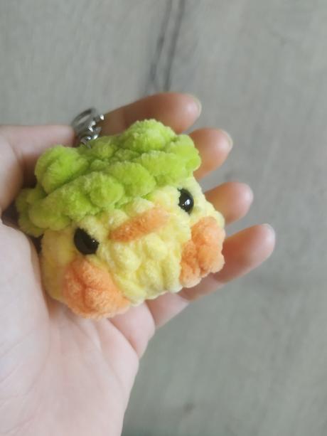 (kľúčenka) kuriatko s žabaciou čiapočkou, 