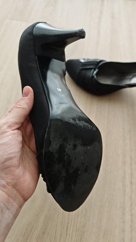 Cierne zamatove lodicky, 40