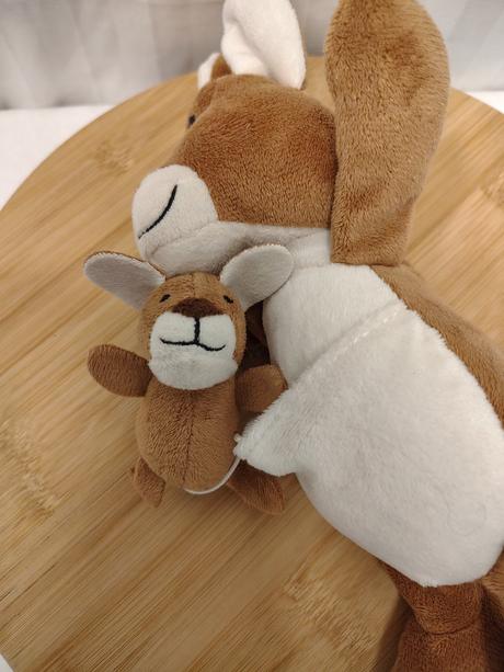 Plyšová kengura s  mláďatkom kinder ferrero, 29 cm, 